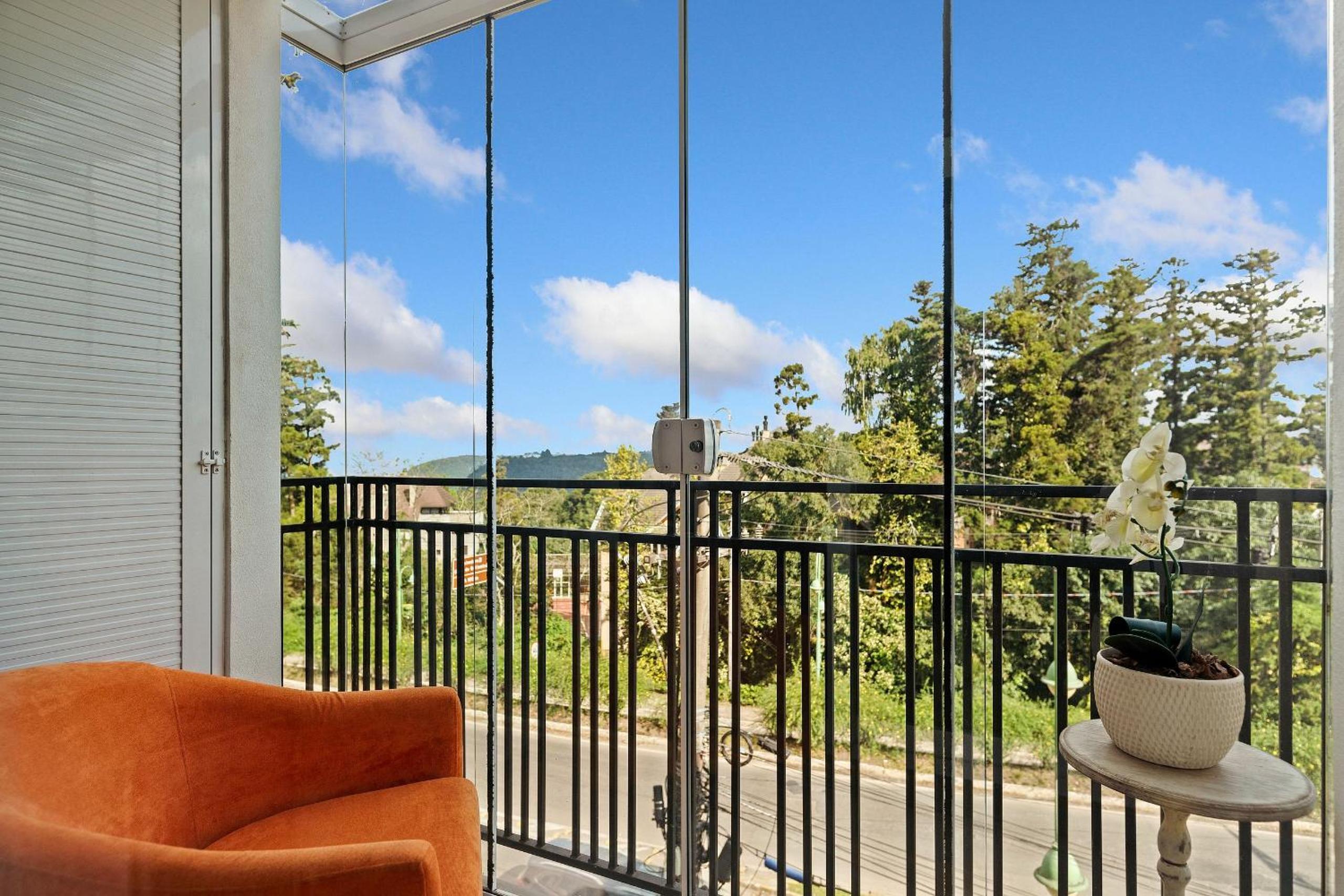 Loft com varanda p/ nascer do sol by Achei Gramado
