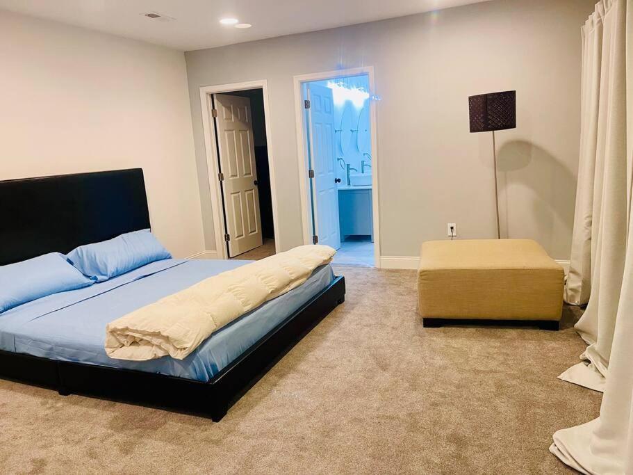 Private 5BR Near Stadium Sleeps 16 Parking