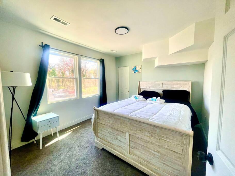 Private 5BR Near Stadium Sleeps 16 Parking