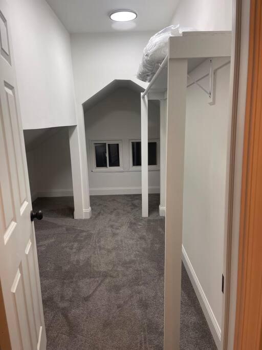 Private 5BR Near Stadium Sleeps 16 Parking