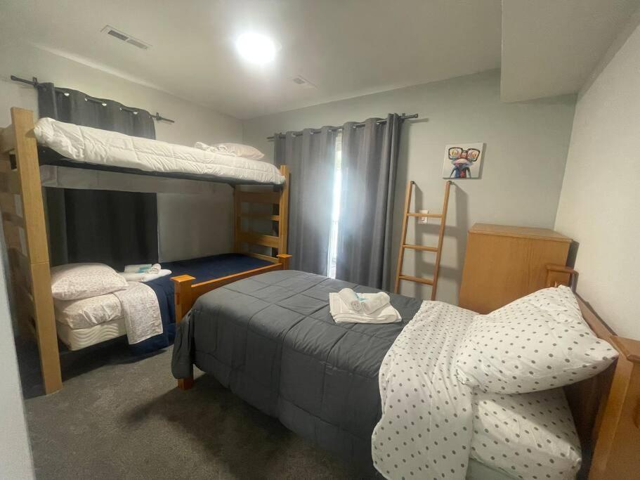 Private 5BR Near Stadium Sleeps 16 Parking