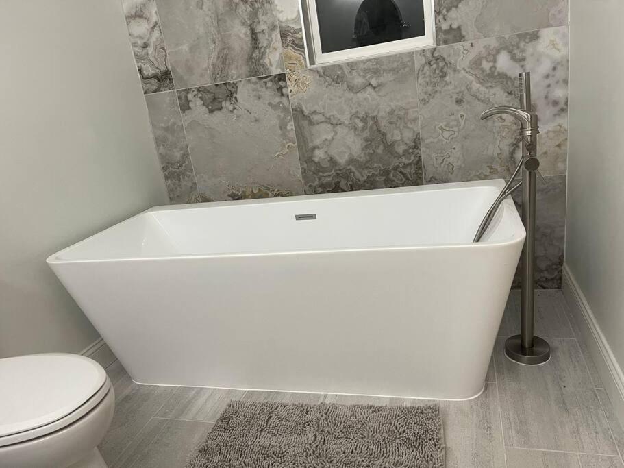 Private 5BR Near Stadium Sleeps 16 Parking