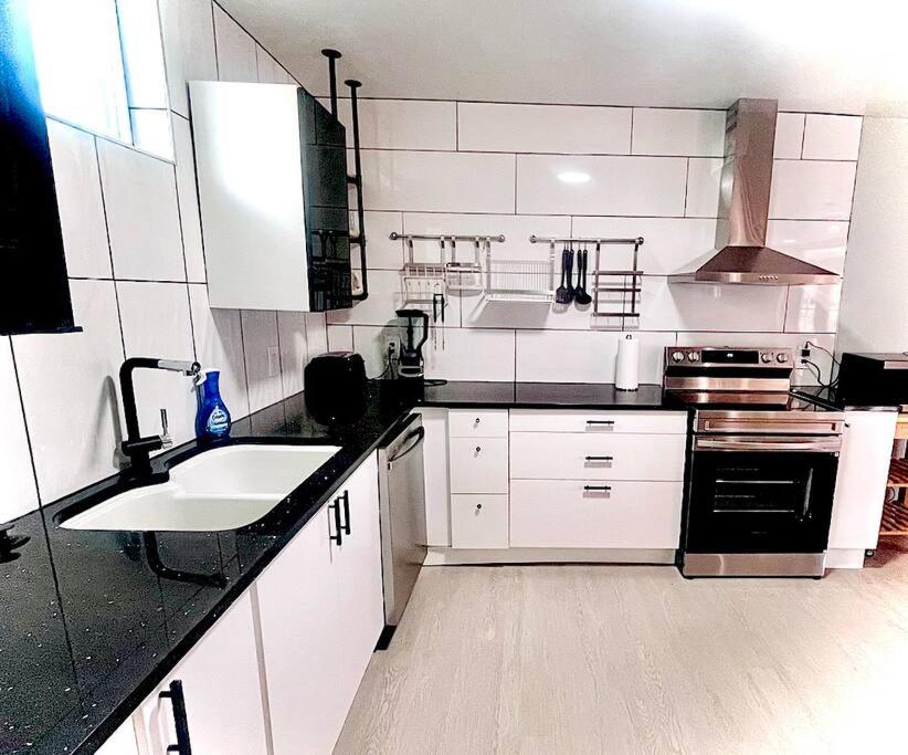 Private 5BR Near Stadium Sleeps 16 Parking