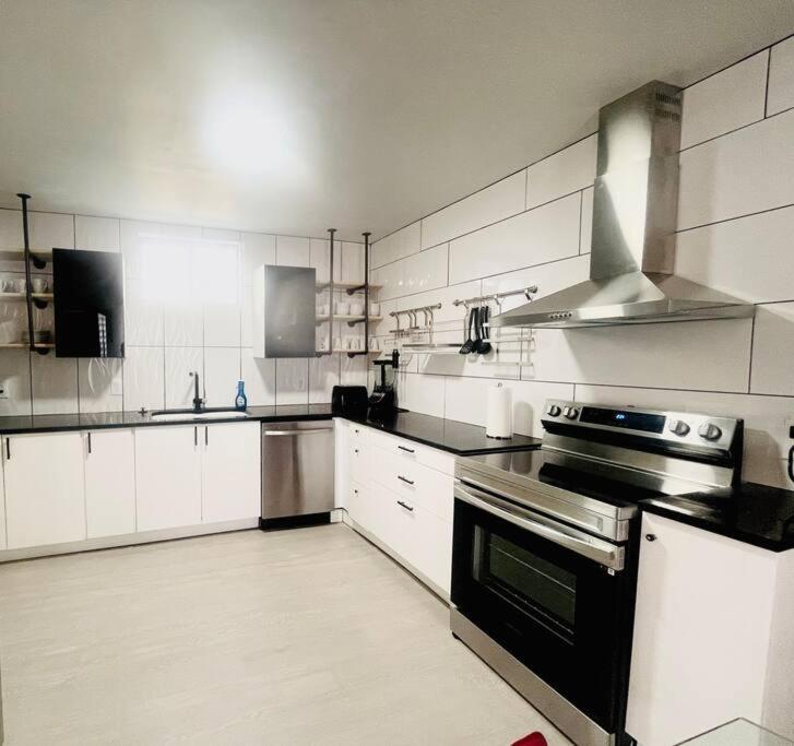 Private 5BR Near Stadium Sleeps 16 Parking