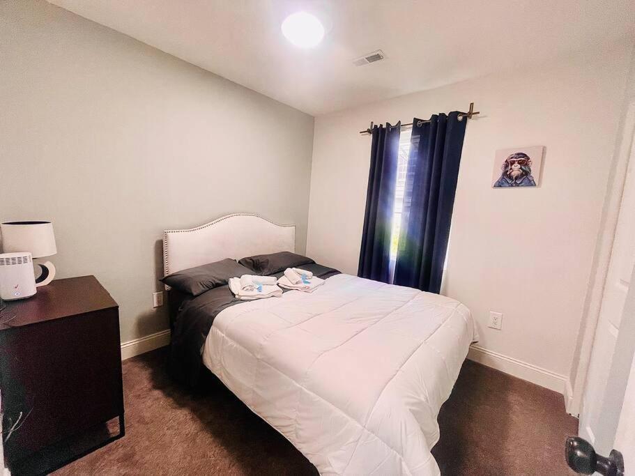 Private 5BR Near Stadium Sleeps 16 Parking
