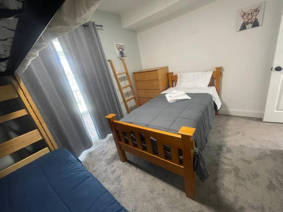 Private 5BR Near Stadium Sleeps 16 Parking
