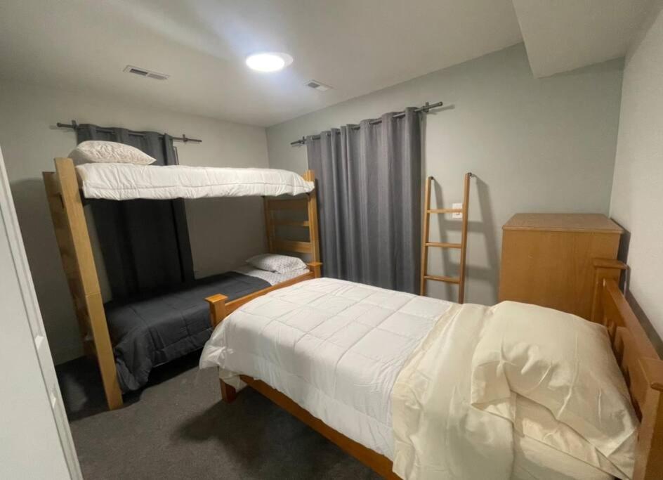 Private 5BR Near Stadium Sleeps 16 Parking