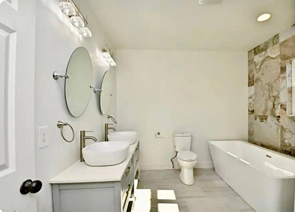 Private 5BR Near Stadium Sleeps 16 Parking