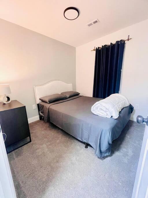 Private 5BR Near Stadium Sleeps 16 Parking