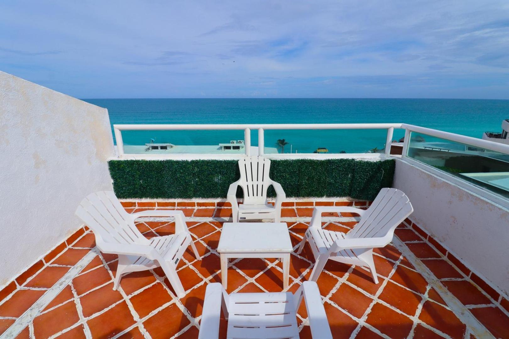 Penthouse on the Beach with Private Sea View