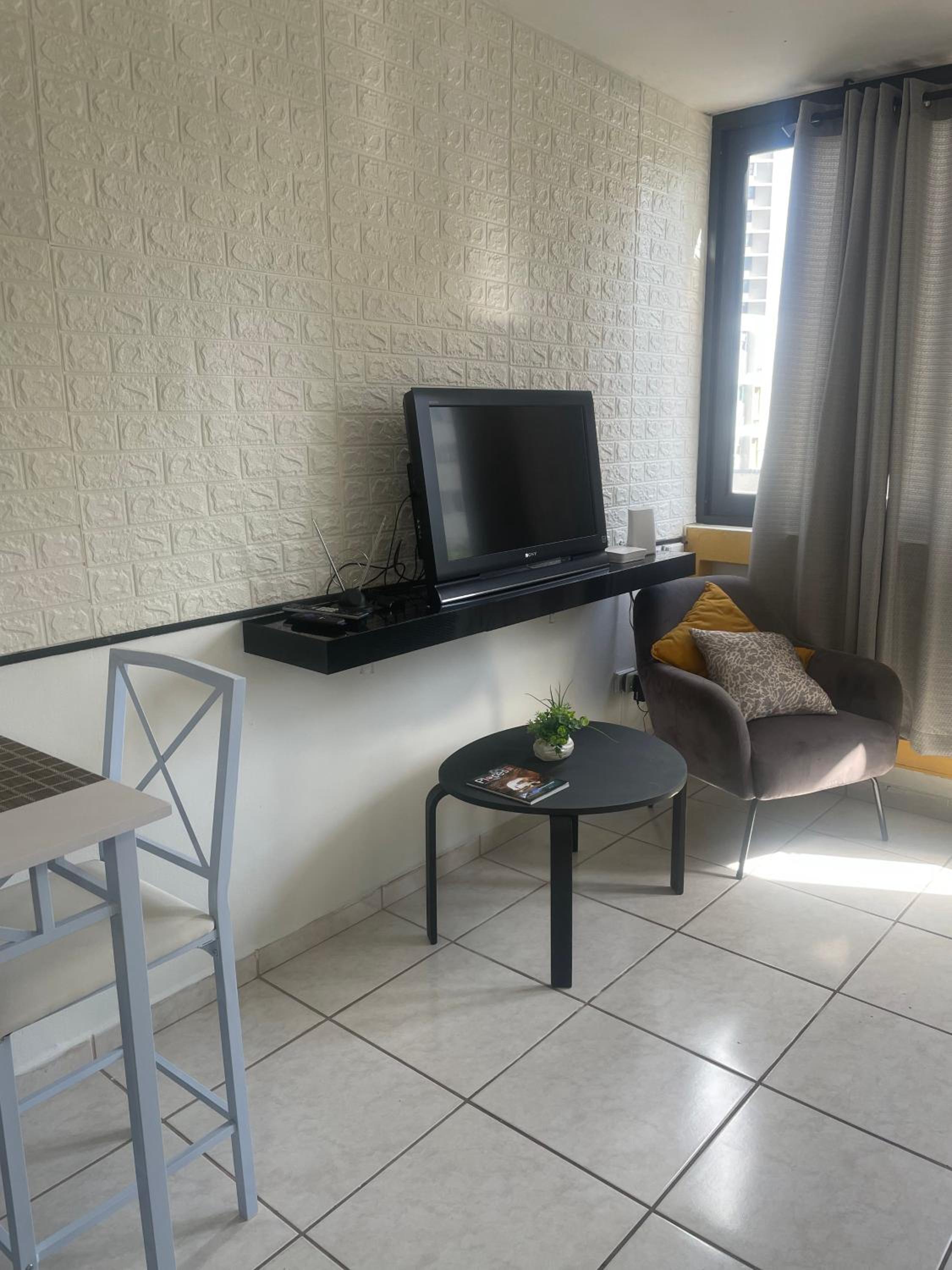 Studio with Parking, Wifi, Pool, Steps to the beach view 4