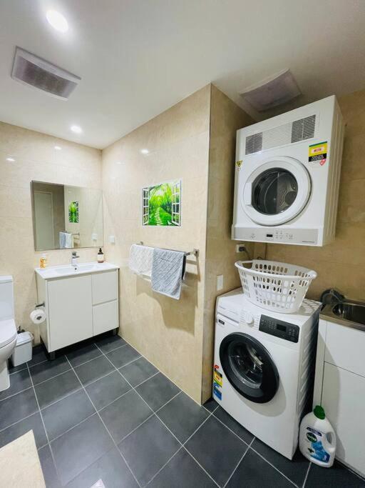 Entire Modern Apt &Near Station&Private Parking