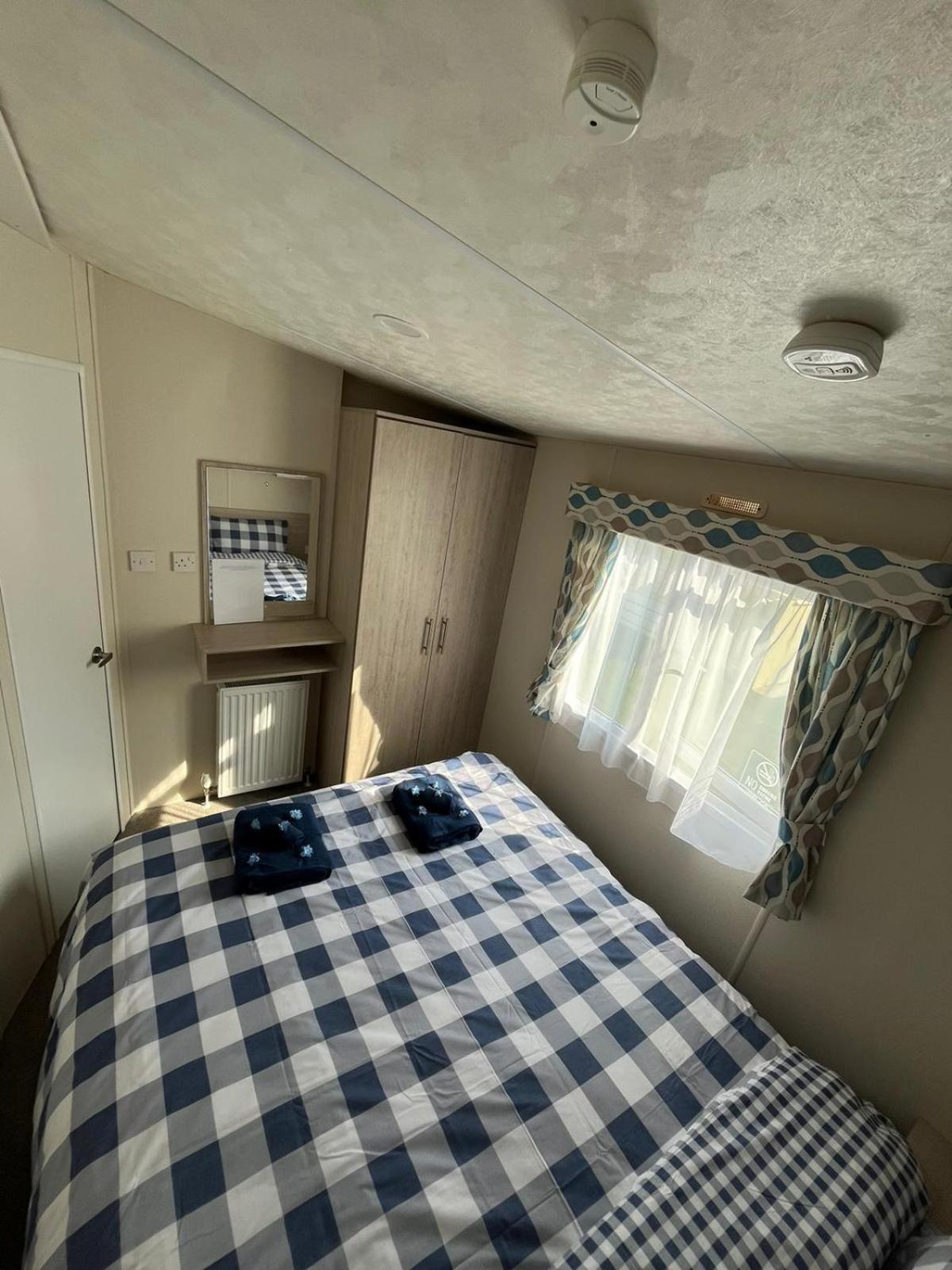 Lovely Caravan With Side Decking And Free Wi-Fi At Broadland Sands Ref 20016Cf view 4