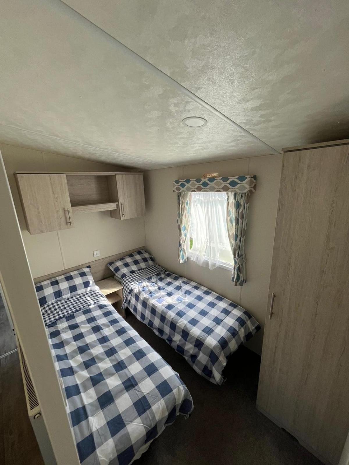 Lovely Caravan With Side Decking And Free Wi-Fi At Broadland Sands Ref 20016Cf view 5