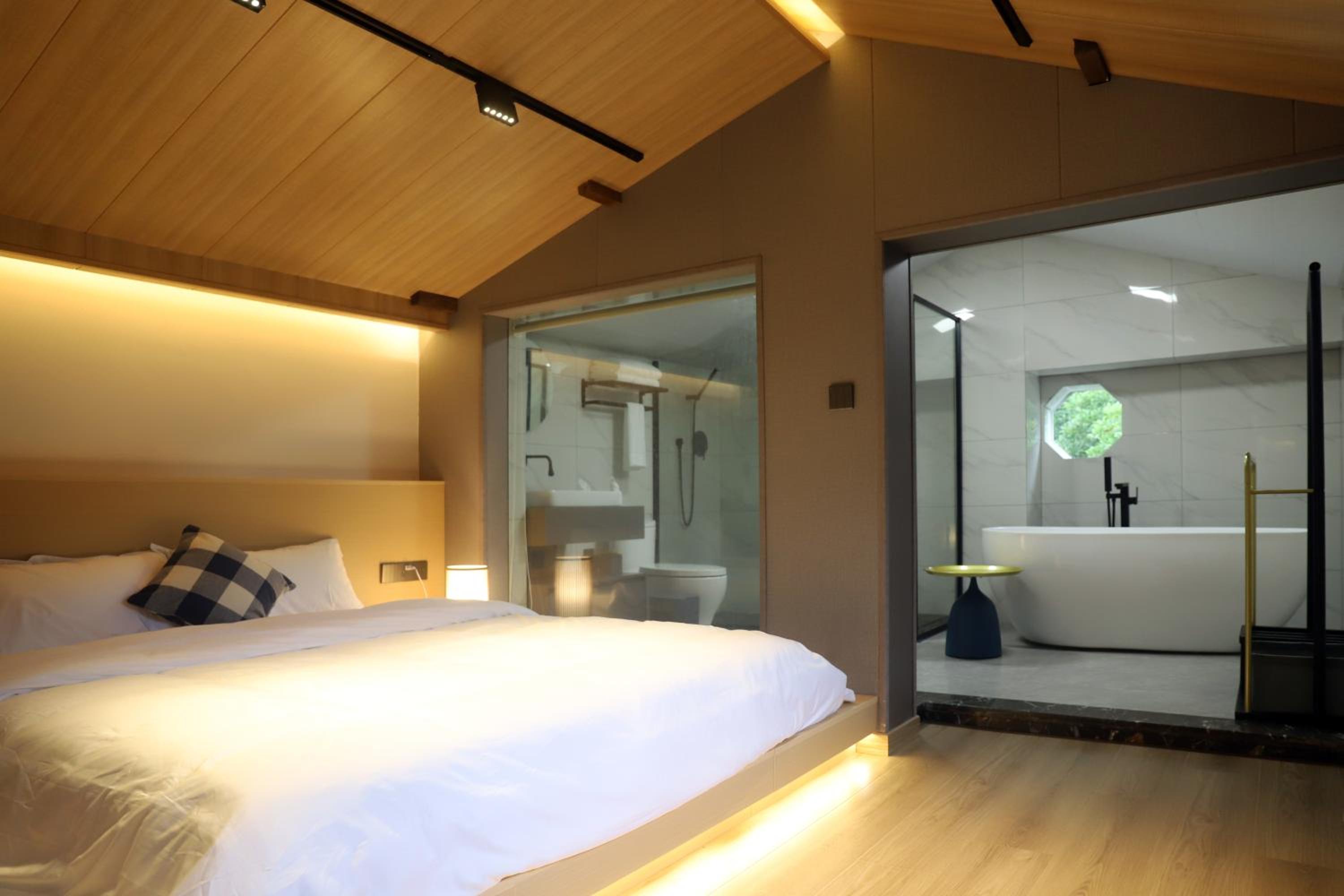 Quzhou Huangwai B&B