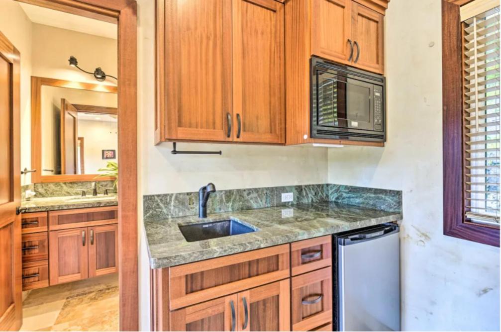 Beaches and Kona Town Ideal Location Gated view 2