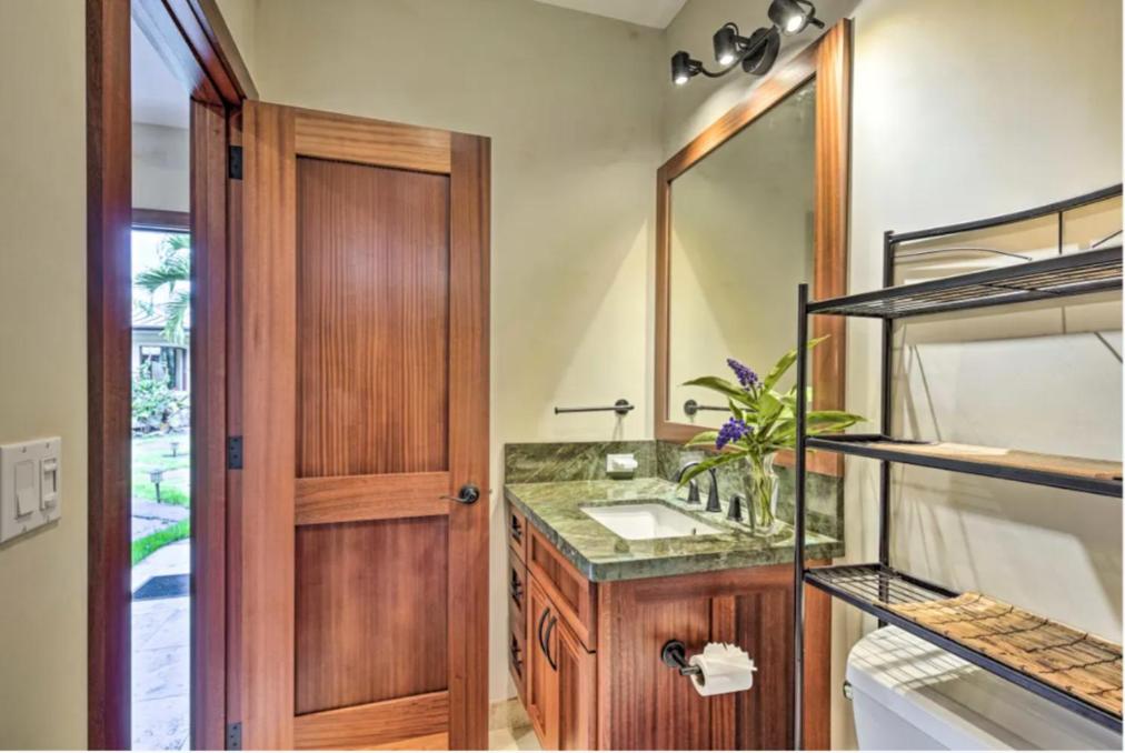 Beaches and Kona Town Ideal Location Gated view 3