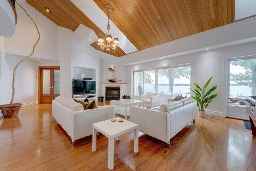 Spacious Lakefront Champlain lake with SPA
