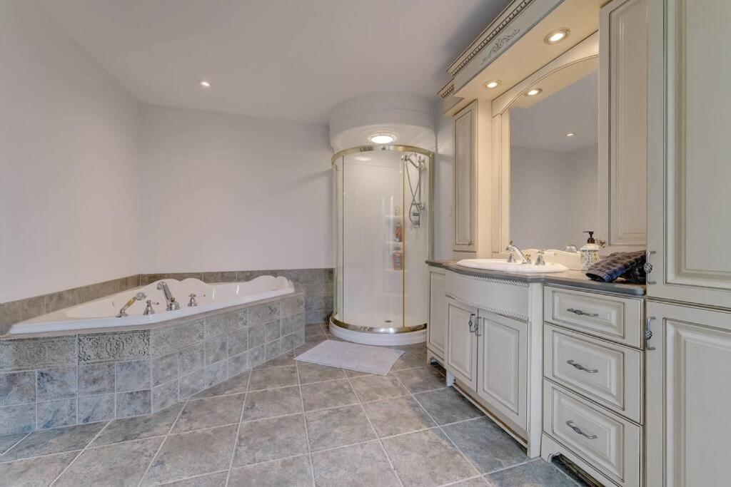 Spacious Lakefront Champlain lake with SPA