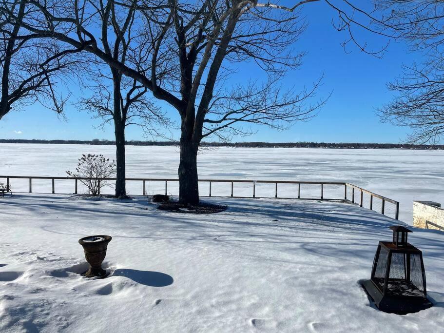 Spacious Lakefront Champlain lake with SPA