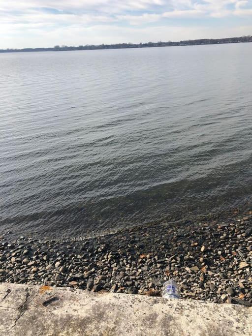 Spacious Lakefront Champlain lake with SPA
