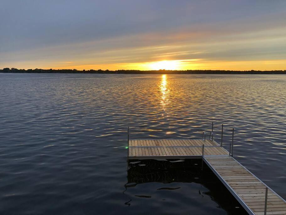 Spacious Lakefront Champlain lake with SPA
