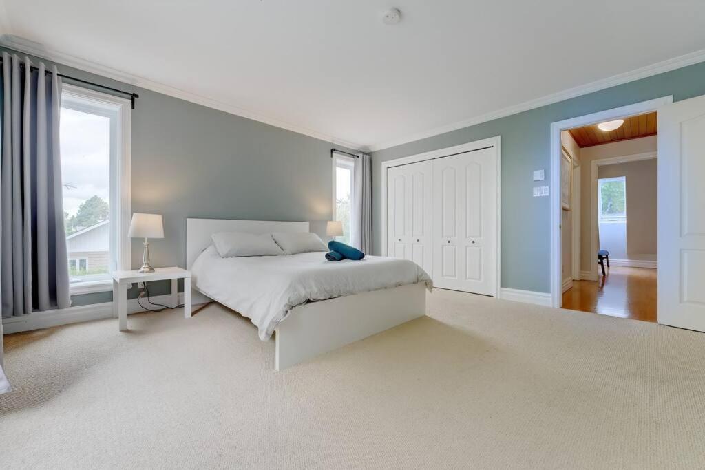 Spacious Lakefront Champlain lake with SPA