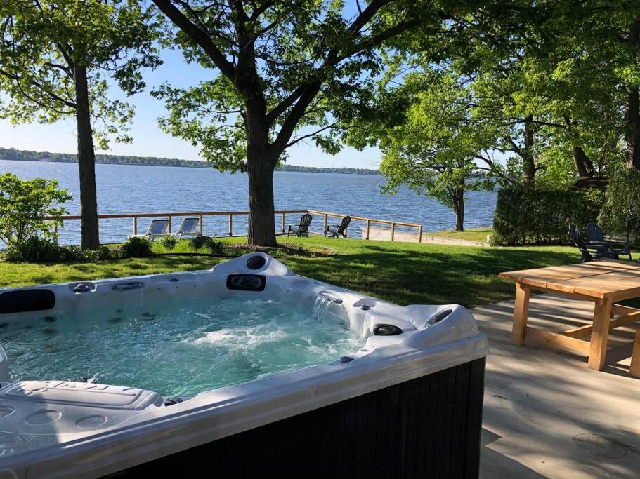 Spacious Lakefront Champlain lake with SPA