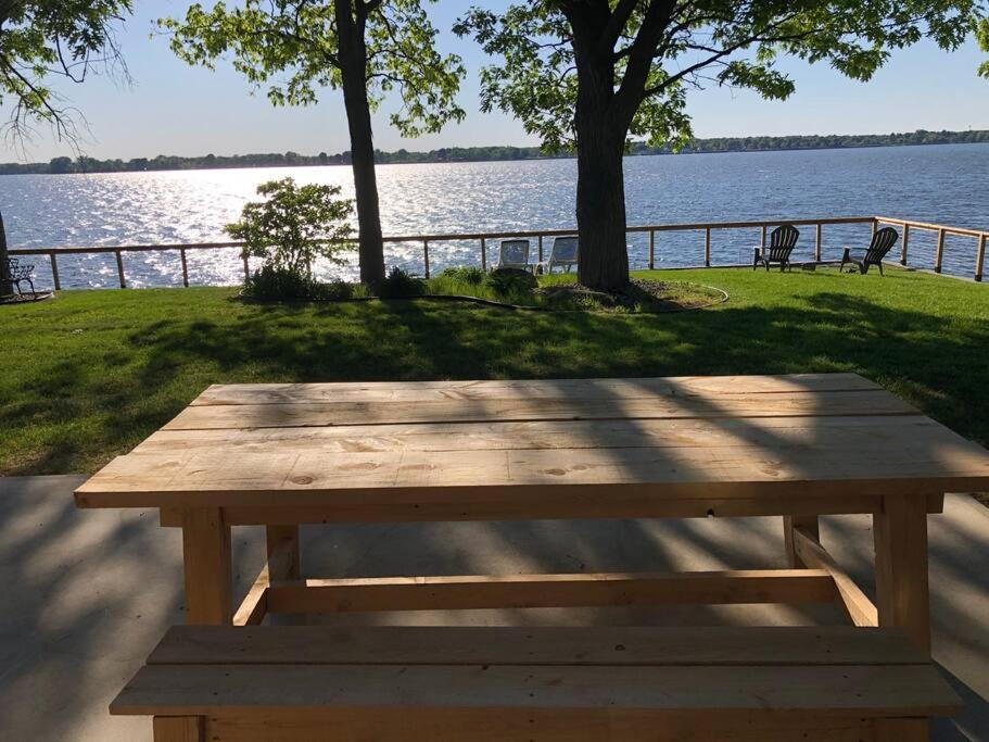 Spacious Lakefront Champlain lake with SPA