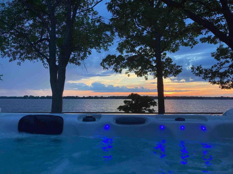 Spacious Lakefront Champlain lake with SPA