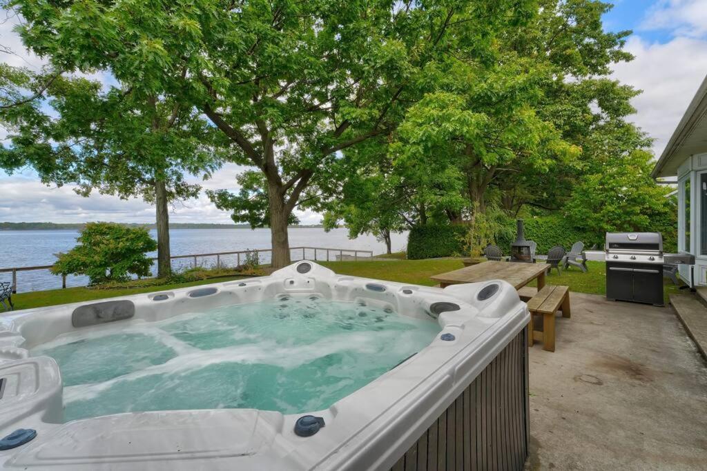 Spacious Lakefront Champlain lake with SPA