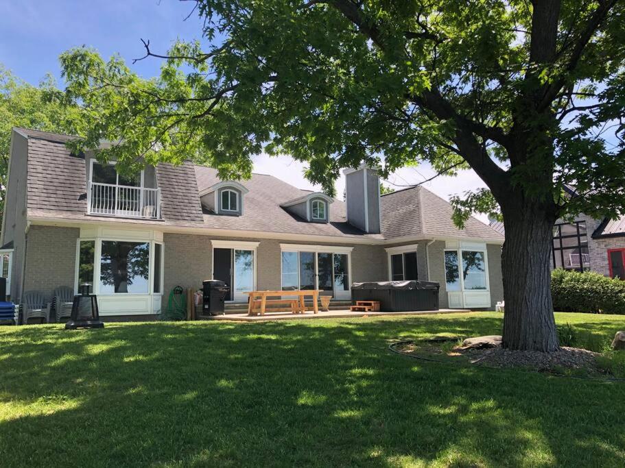 Spacious Lakefront Champlain lake with SPA