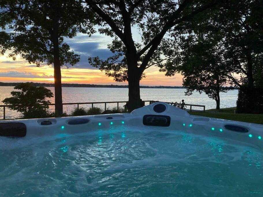 Spacious Lakefront Champlain lake with SPA