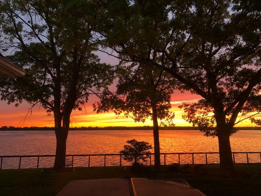Spacious Lakefront Champlain lake with SPA