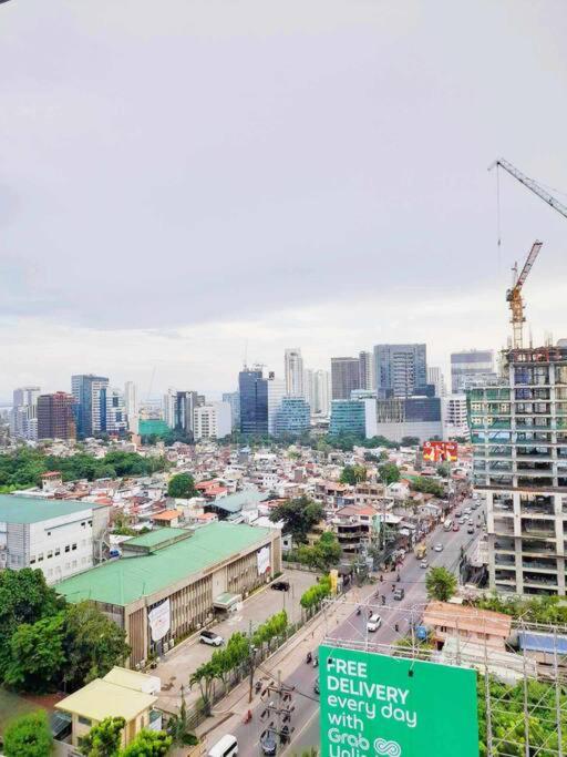 14B Walking distance to Ayala and IT Park with WIFI view 3