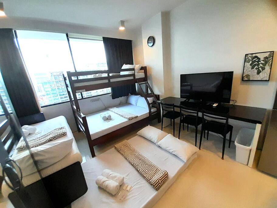 14B Walking distance to Ayala and IT Park with WIFI view 4