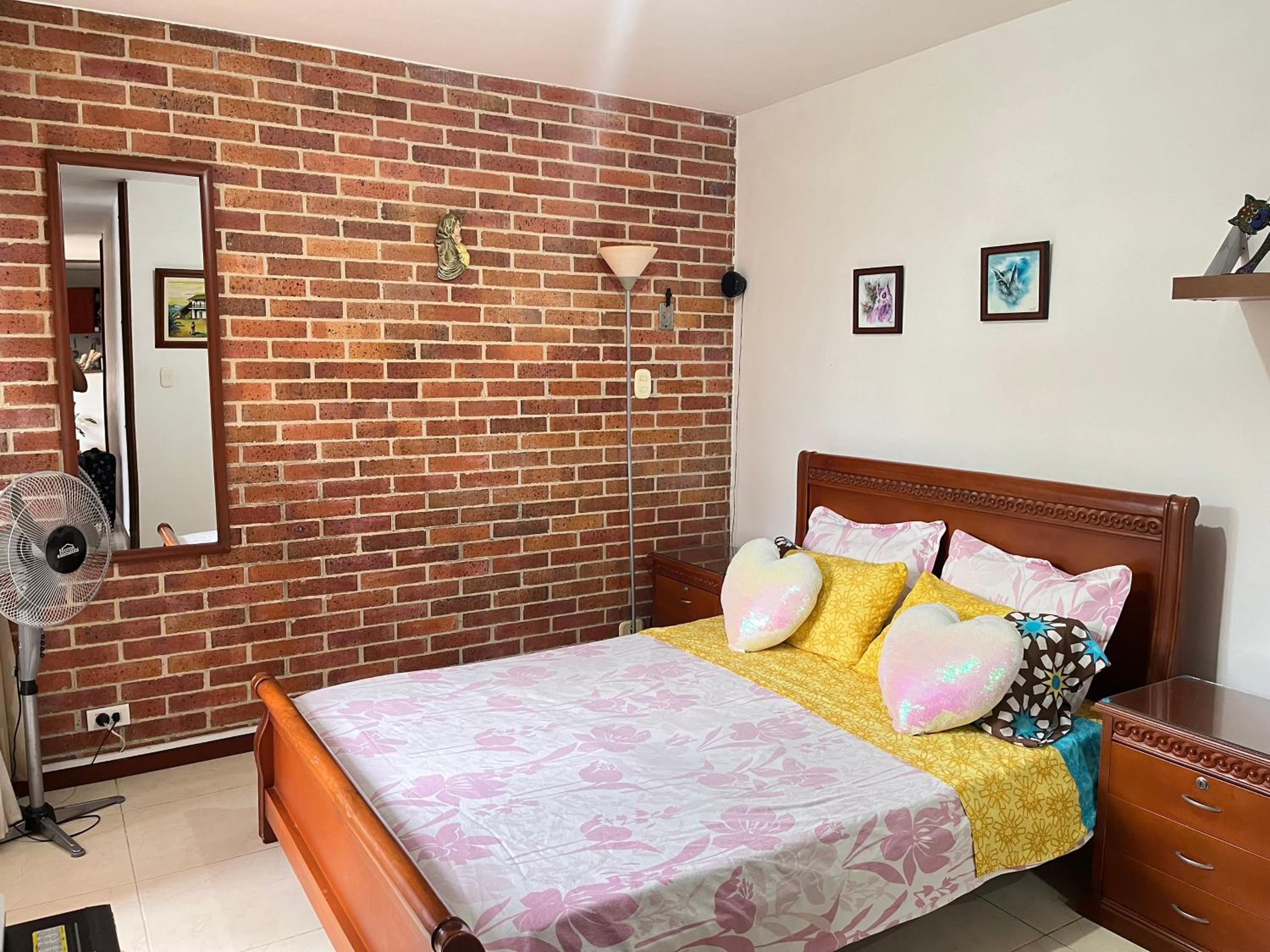 Habitación principal dentro de un apartamento compartido