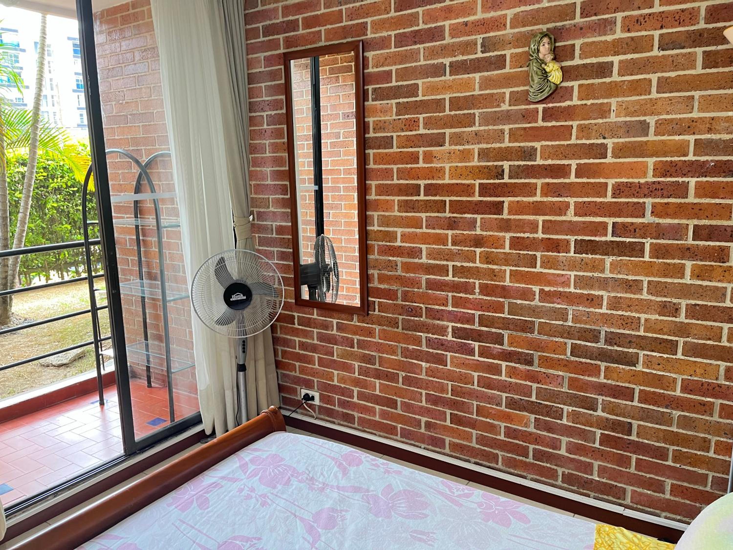 Habitación principal dentro de un apartamento compartido