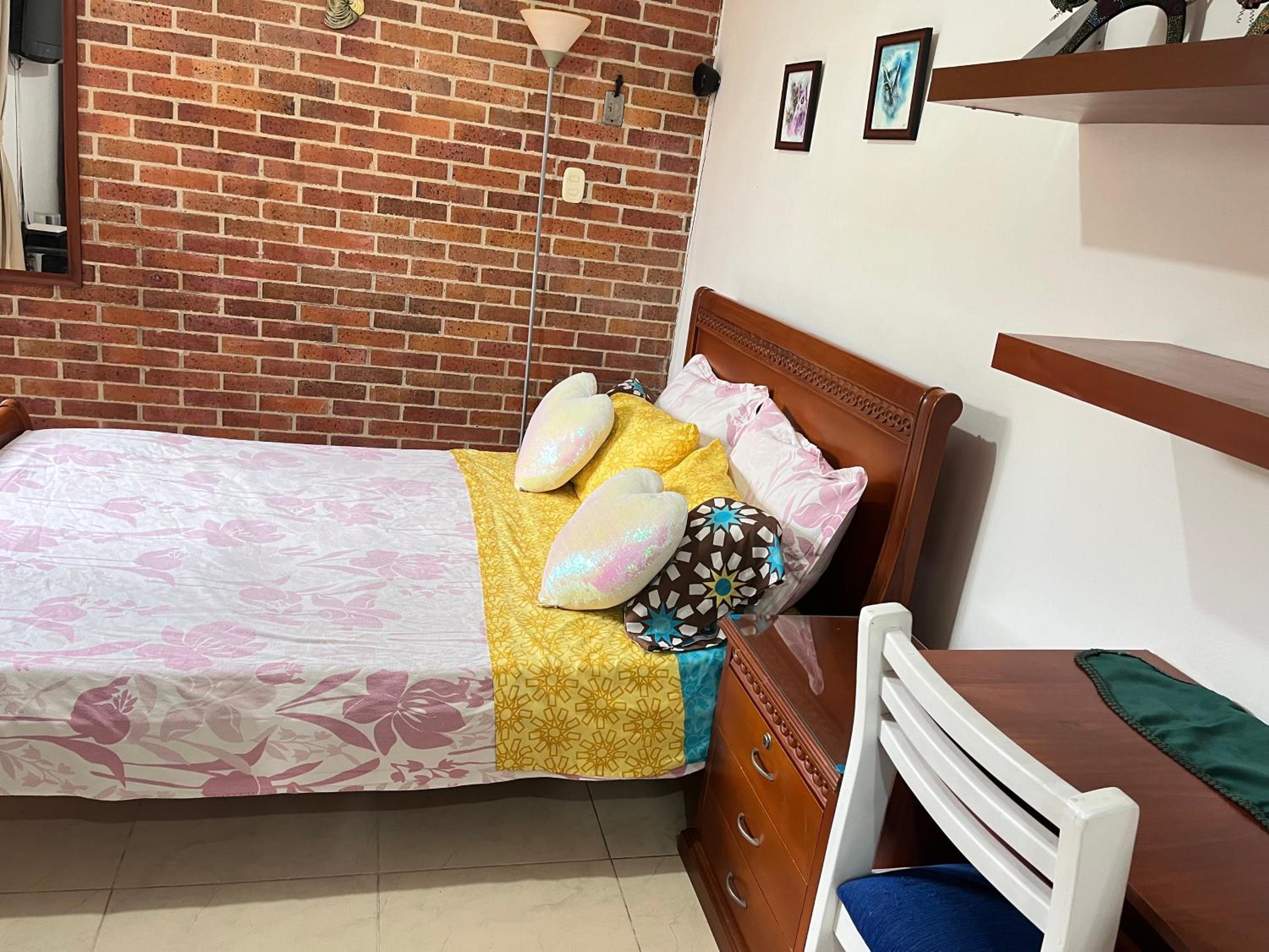 Habitación principal dentro de un apartamento compartido