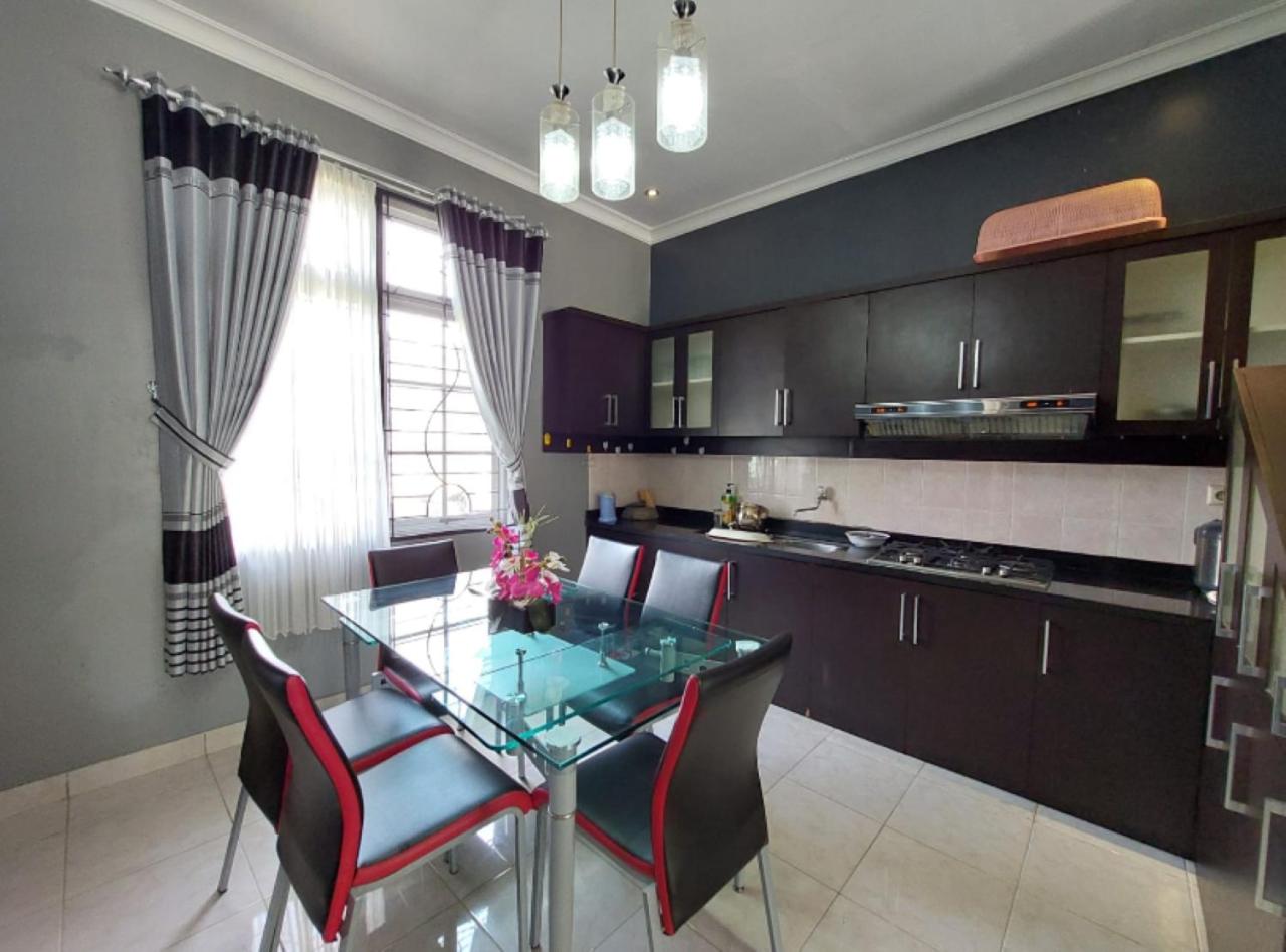 Villa puncak bogor at kota bunga with privat pool view 2