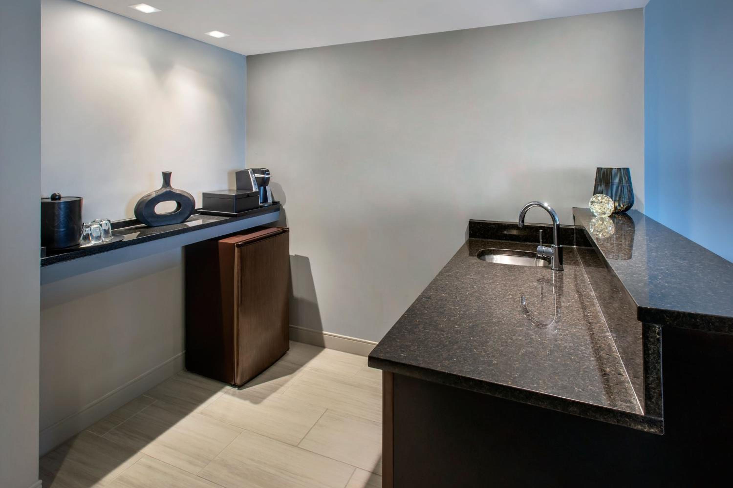 Burlington Vacations - Boston Marriott Burlington - Property Image 1