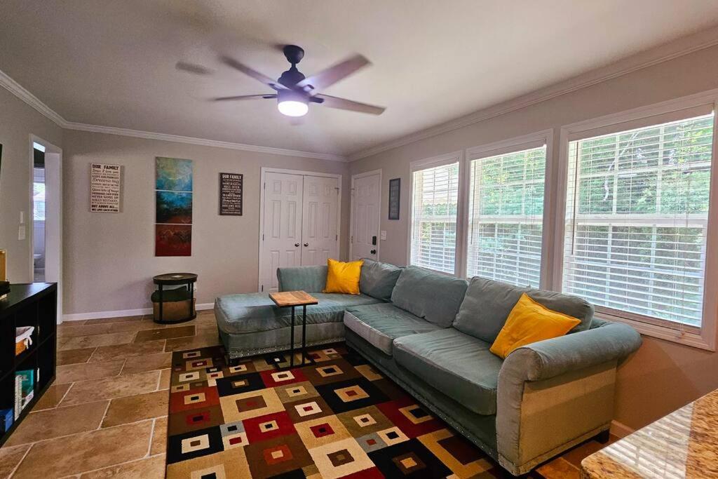 The Rhitreat, 2BR, 10 Min to Downtown & Airport view 3