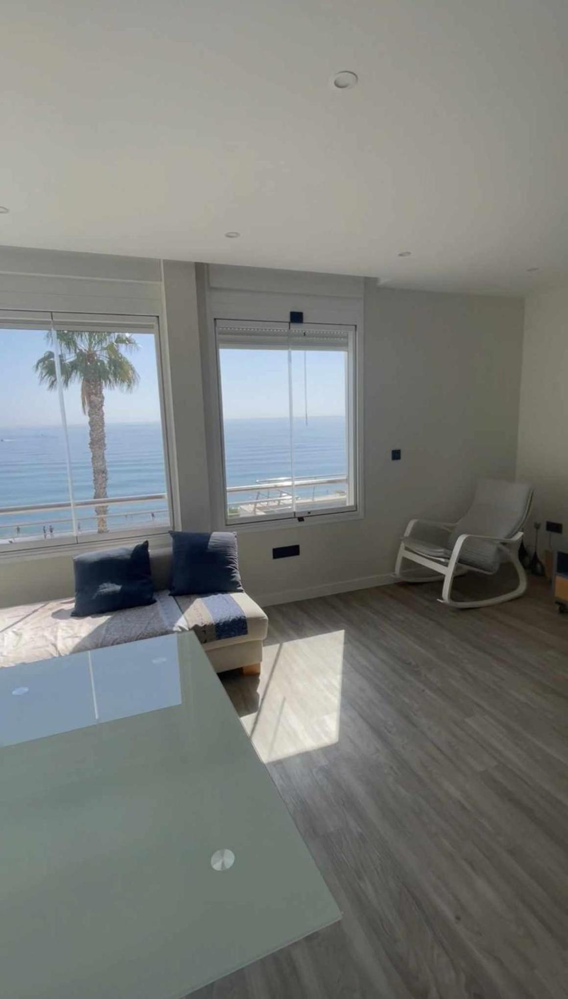 Moderno piso mirando al mar