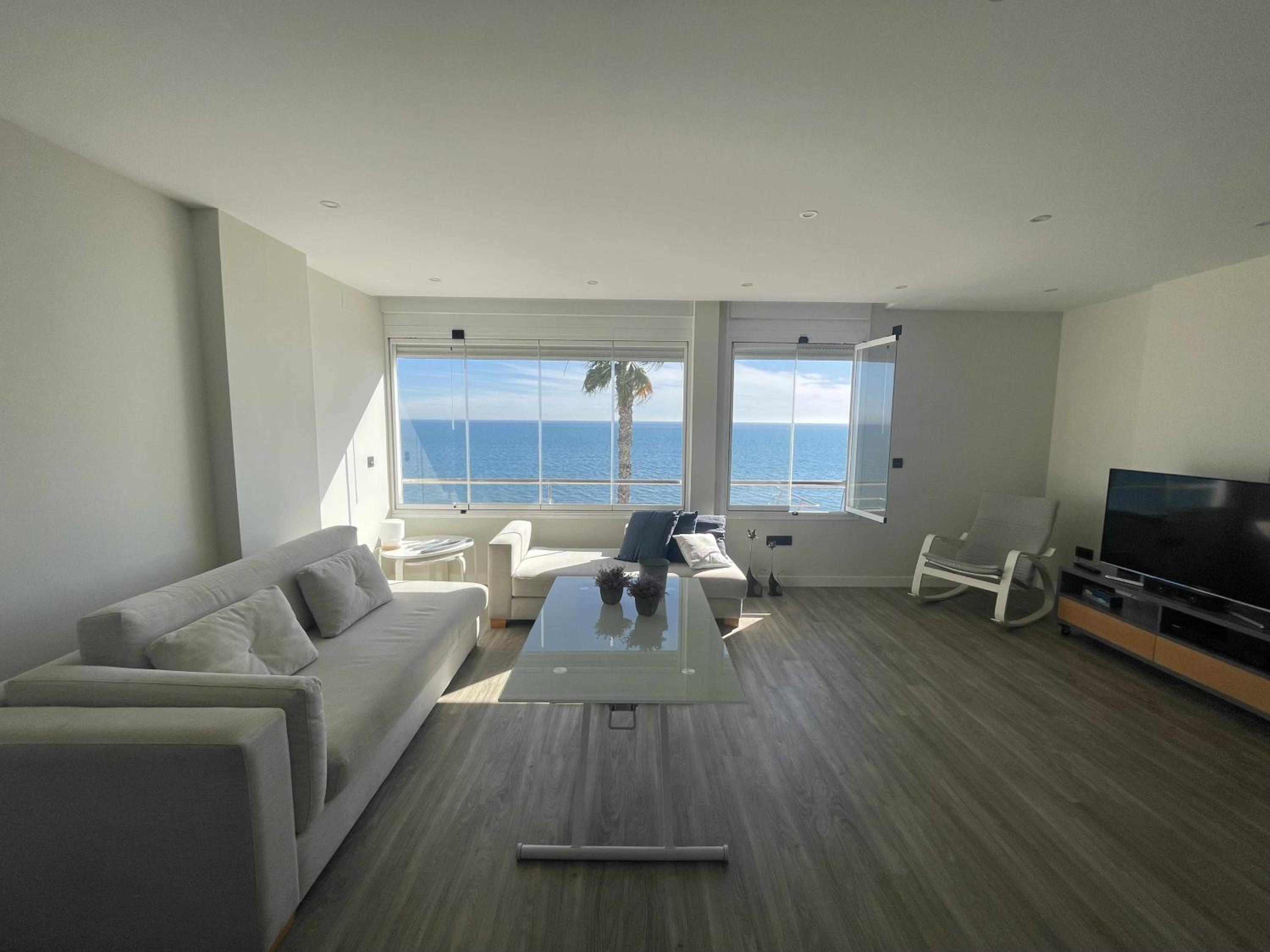 Moderno piso mirando al mar