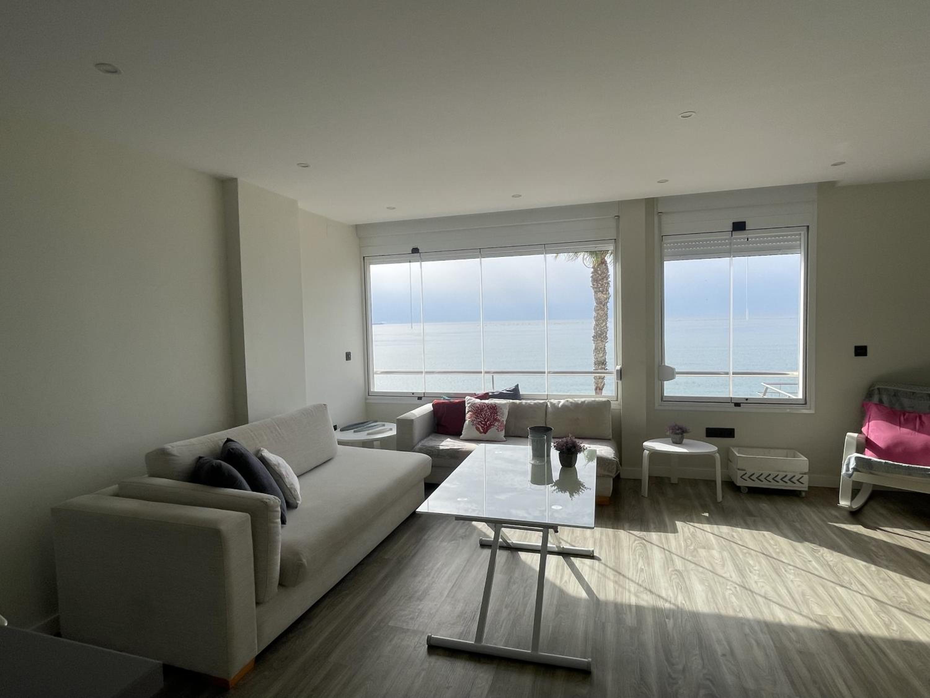 Moderno piso mirando al mar