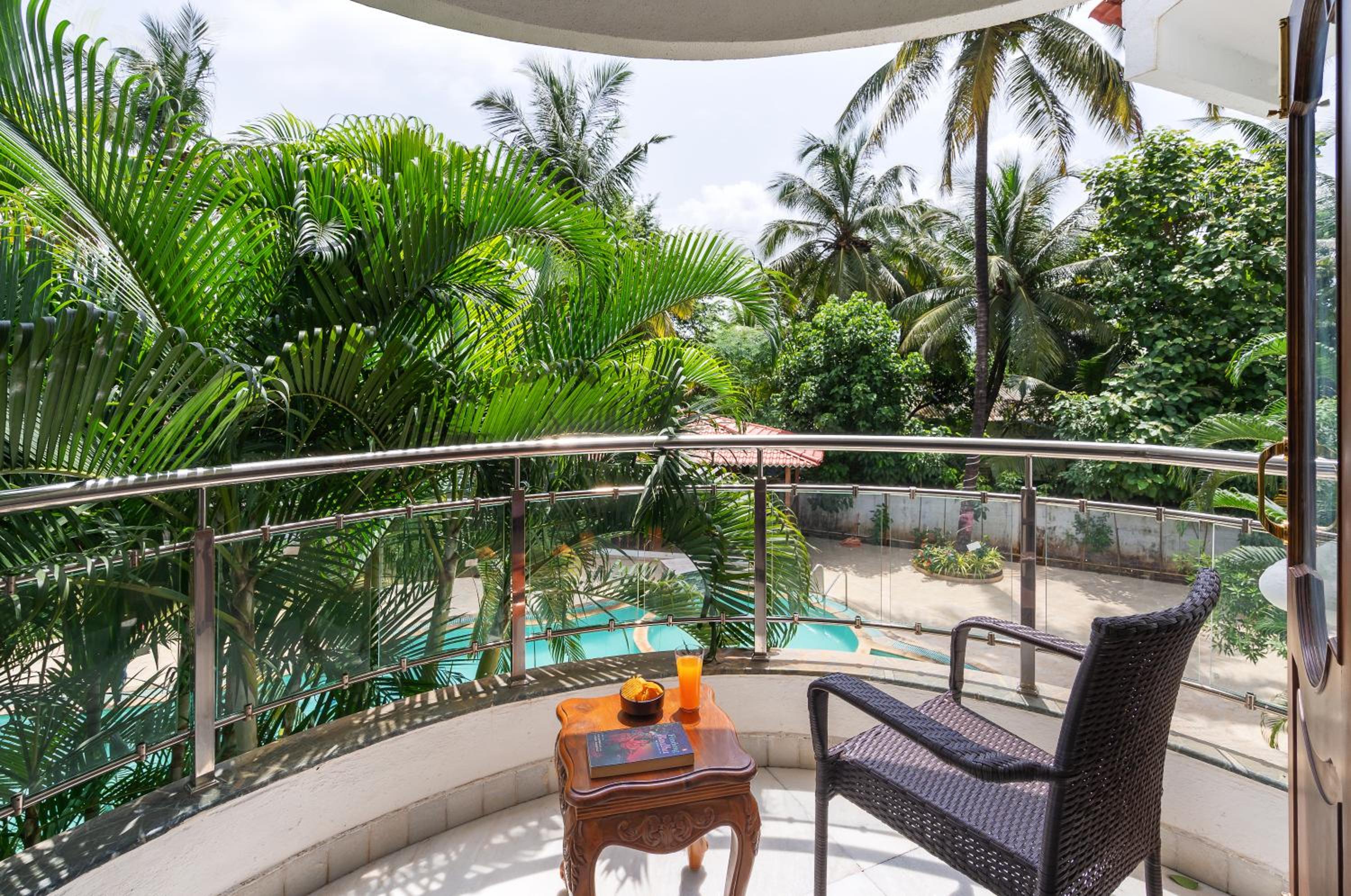 SaffronStays Euphoria Shores - 6BR villa with bar counter, pool & lawns 400m from Kihim Beach in Alibaug