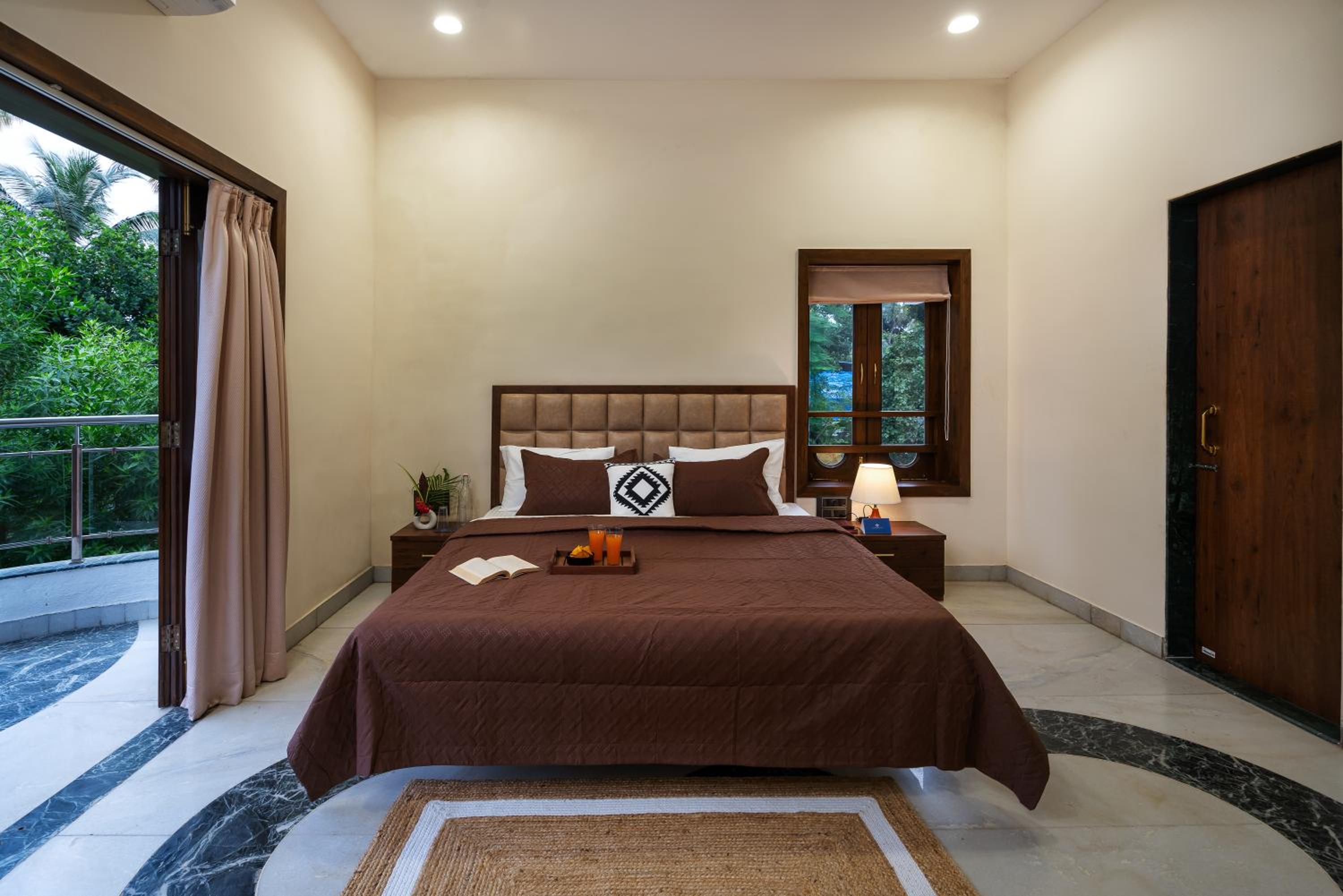 SaffronStays Euphoria Shores - 6BR villa with bar counter, pool & lawns 400m from Kihim Beach in Alibaug