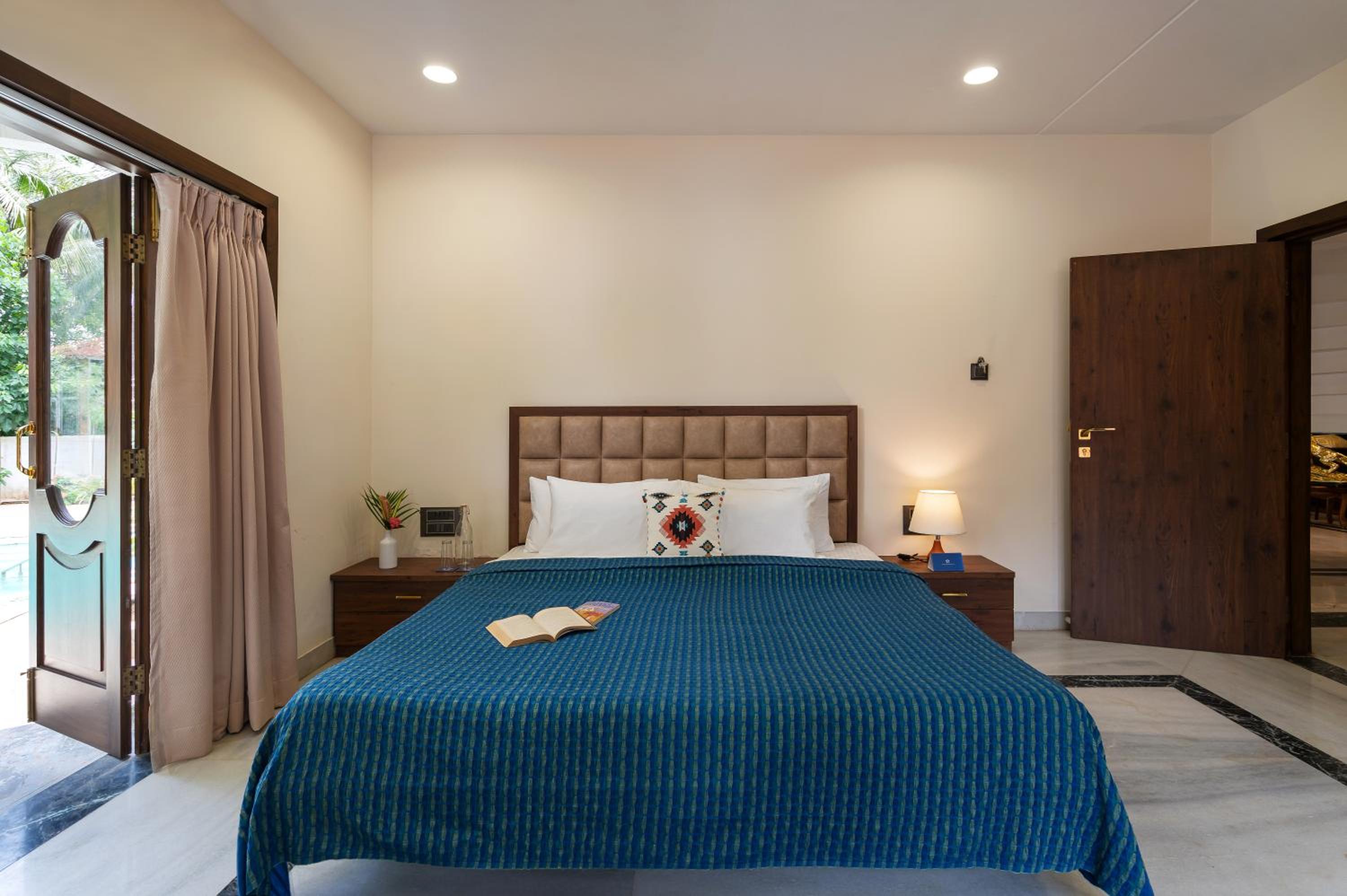 SaffronStays Euphoria Shores - 6BR villa with bar counter, pool & lawns 400m from Kihim Beach in Alibaug