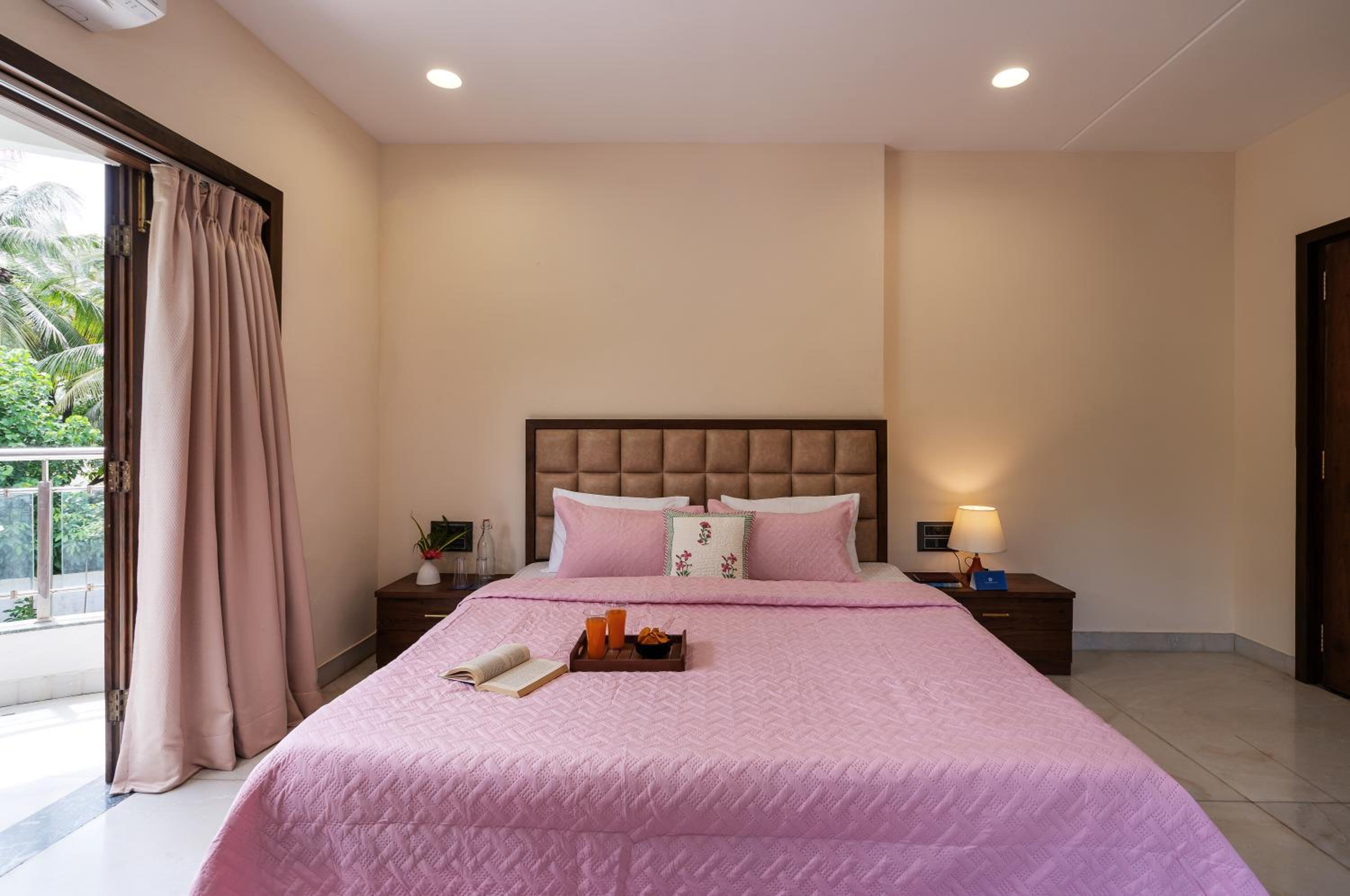 SaffronStays Euphoria Shores - 6BR villa with bar counter, pool & lawns 400m from Kihim Beach in Alibaug