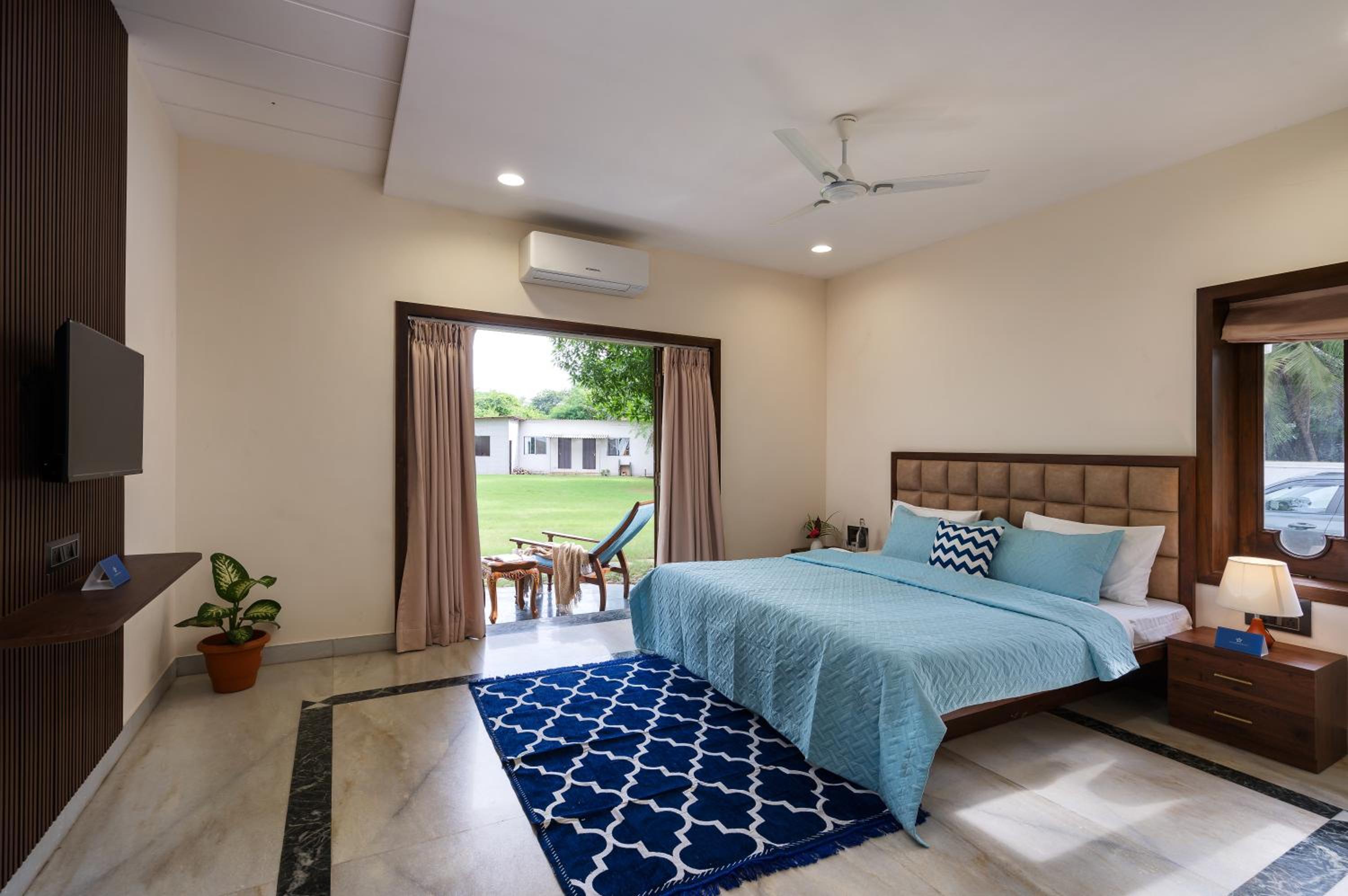 SaffronStays Euphoria Shores - 6BR villa with bar counter, pool & lawns 400m from Kihim Beach in Alibaug
